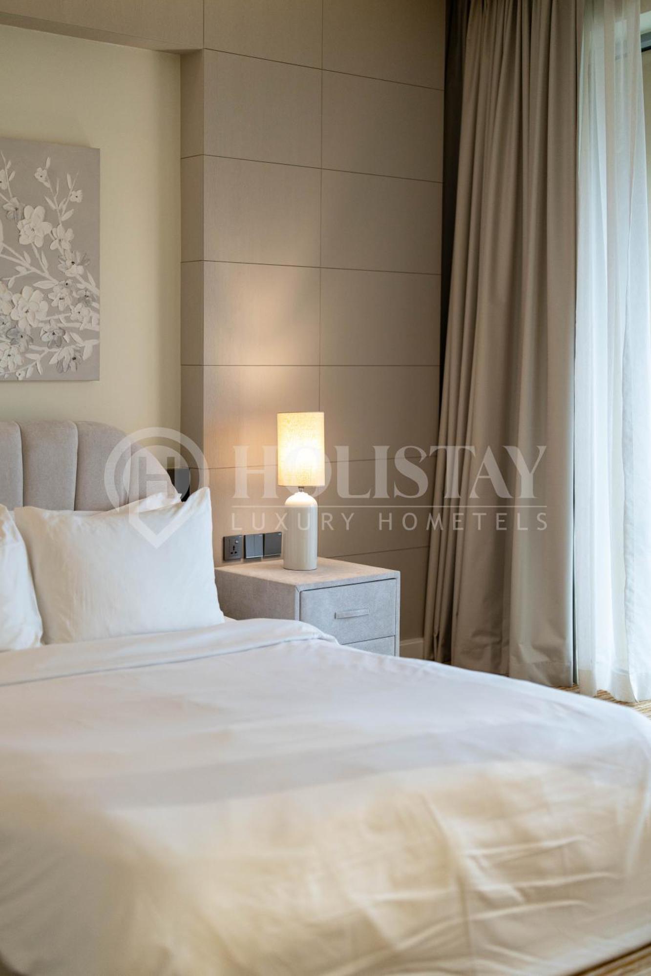Holistay Luxury Homes - Burj Khalifa View - Direct Access Mall Apartment *
