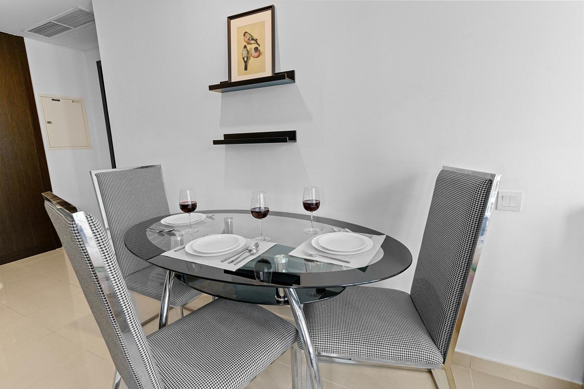 Cozy Marina View With Modern Gym & Pool, Steps To & Metro Apartment