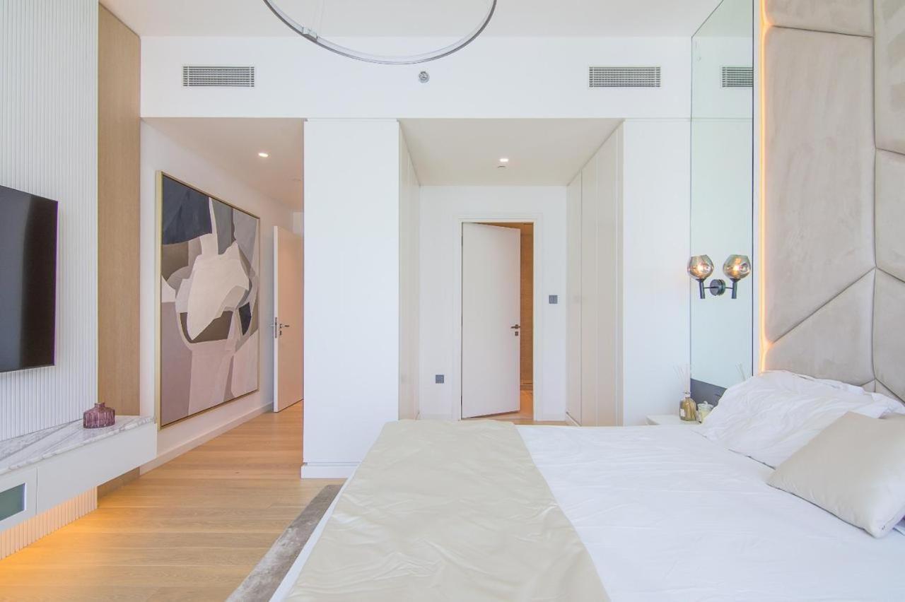 Westminster Front Apartment