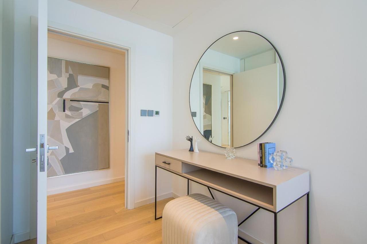 Westminster Front Apartment
