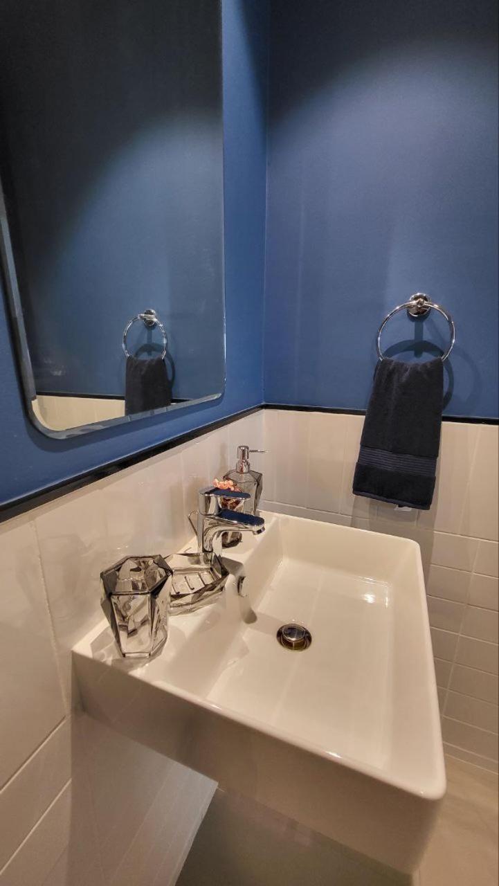 Modern 2br -5min To Metro-unit 211 Apartment