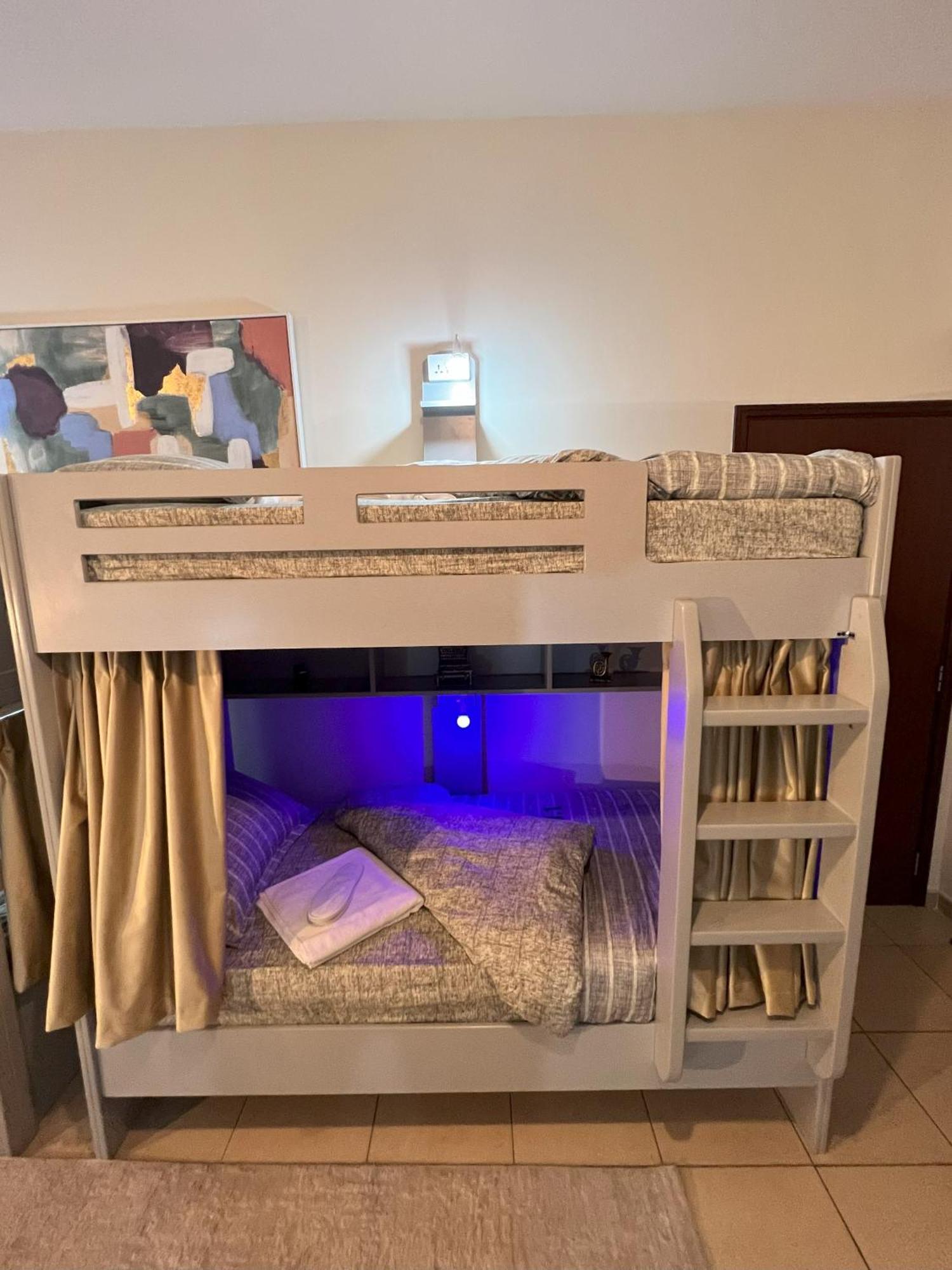 Robin House Mix Jbr Capsule hotel