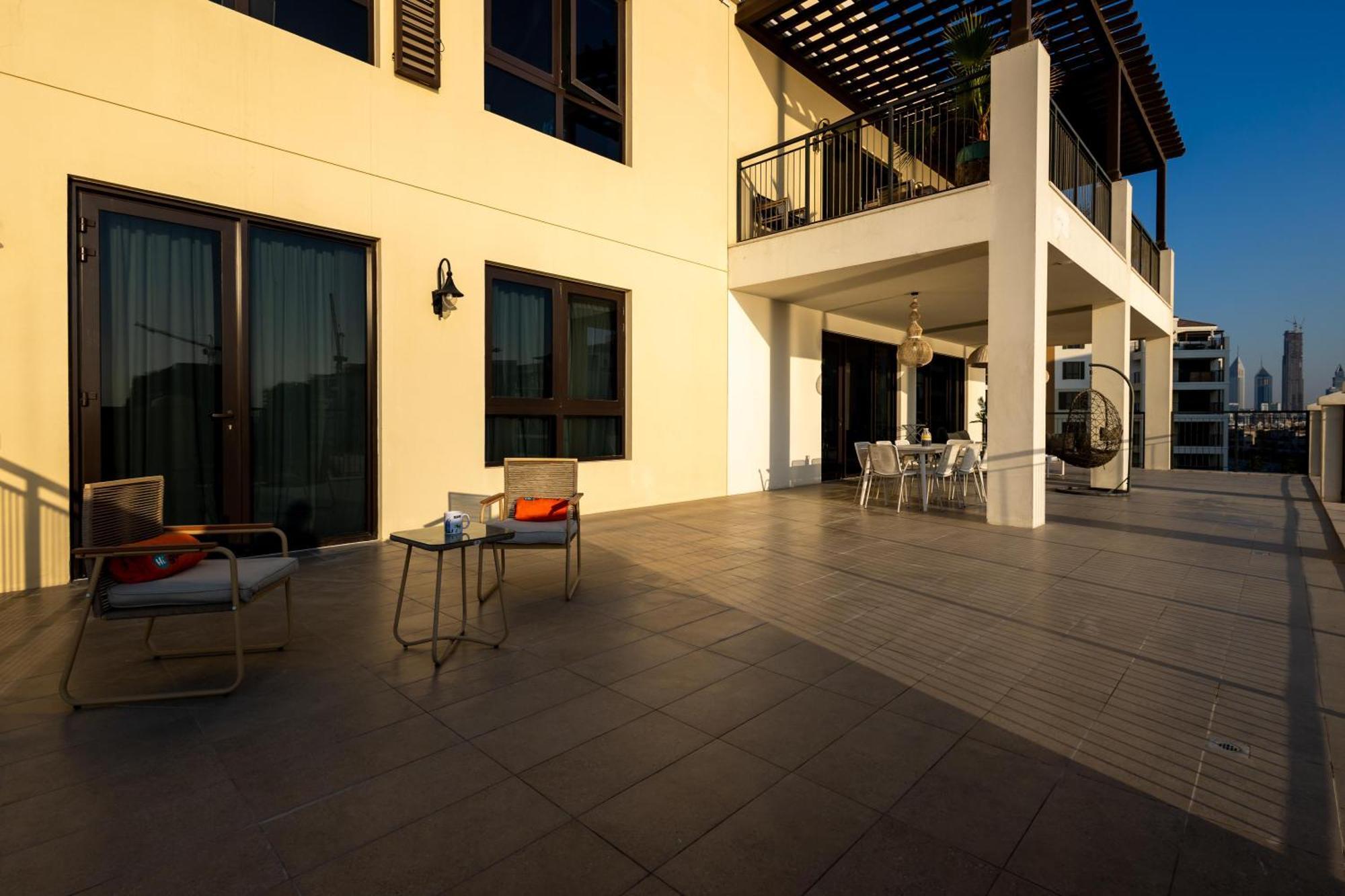 Higuests Experience Coastal Elegance At La Rive 2 In La Apartment Dubai