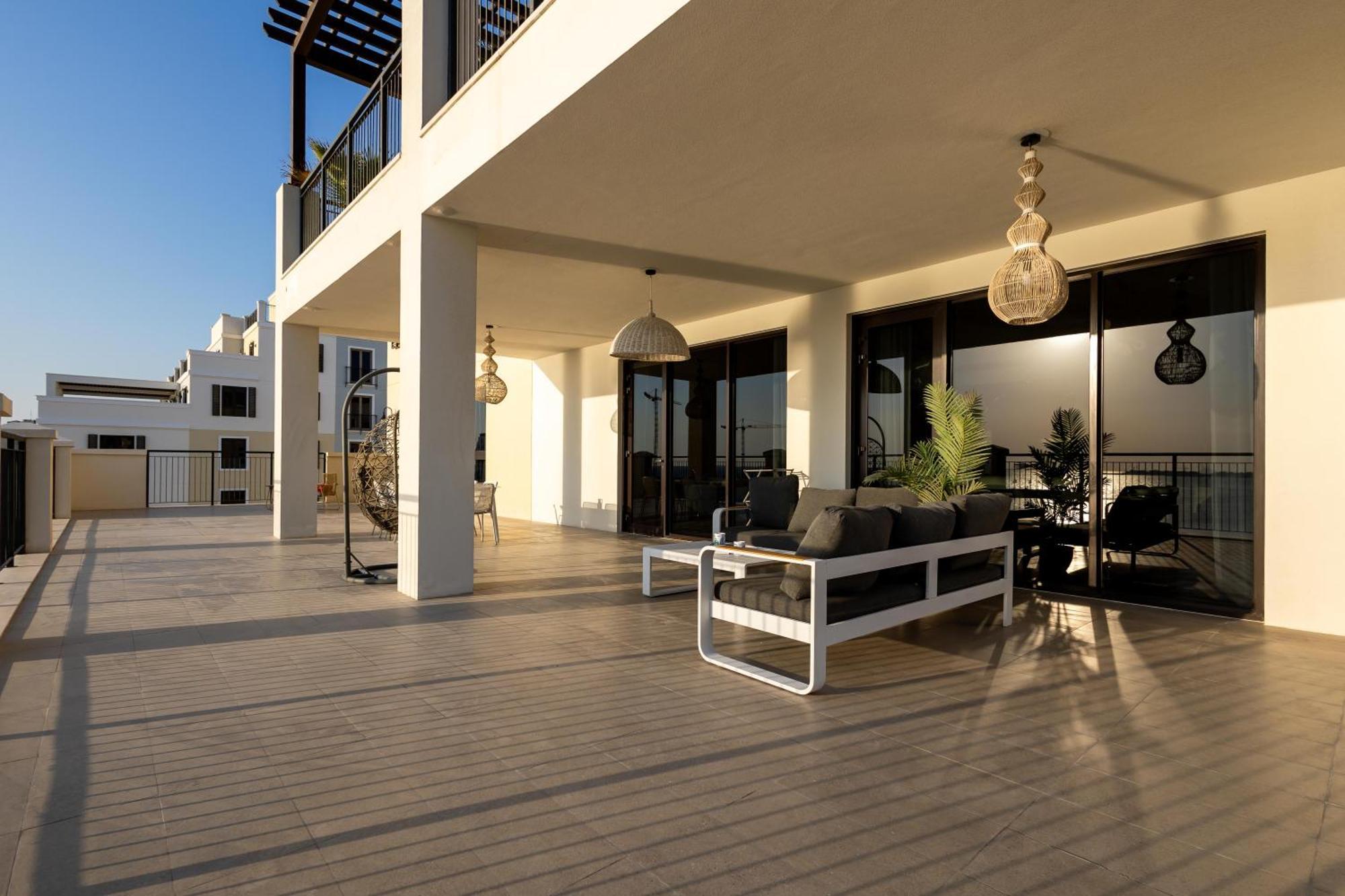Higuests Experience Coastal Elegance At La Rive 2 In La