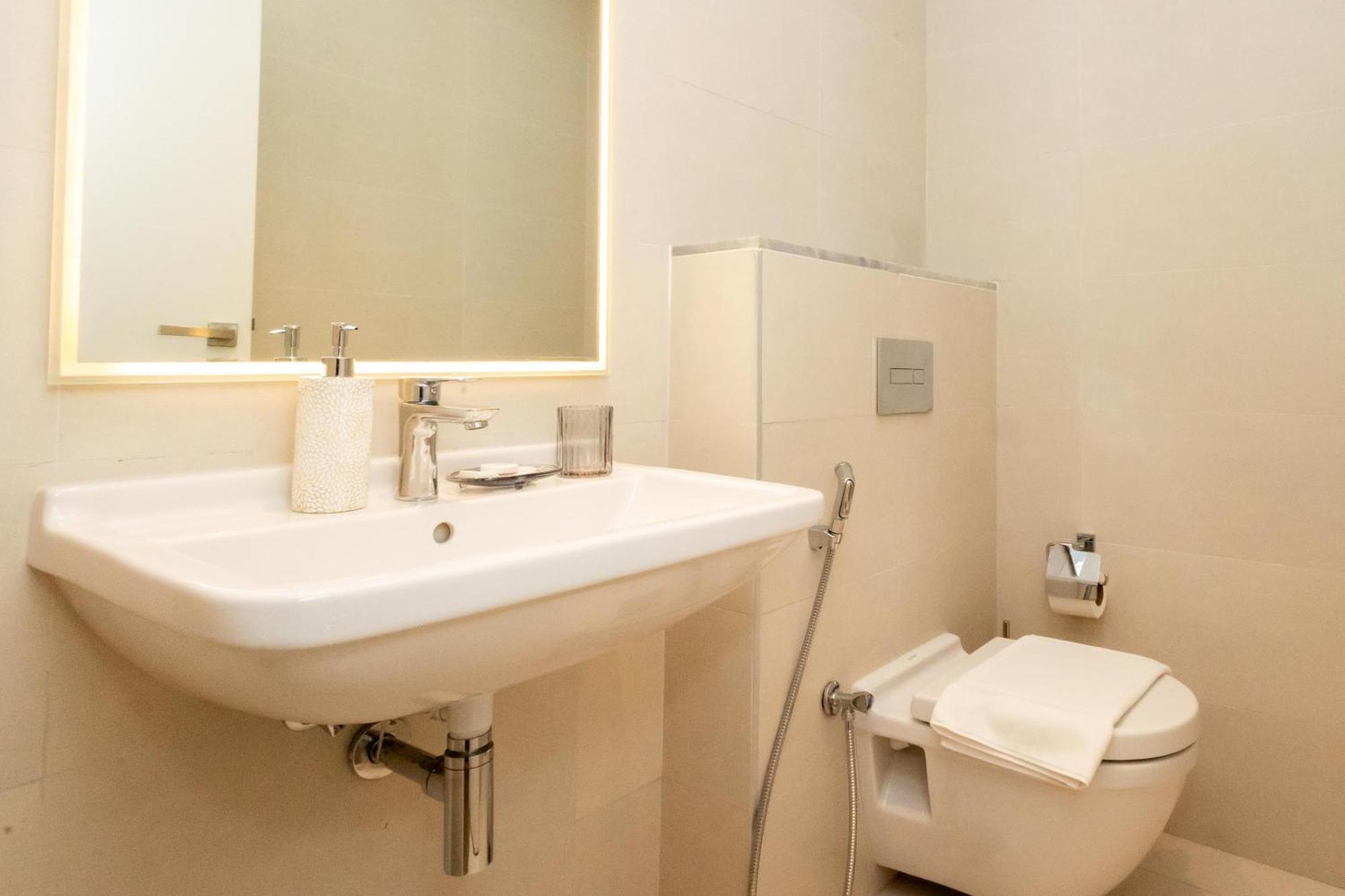 Apartment Higuests Experience Coastal Elegance At La Rive 2 In La Dubai