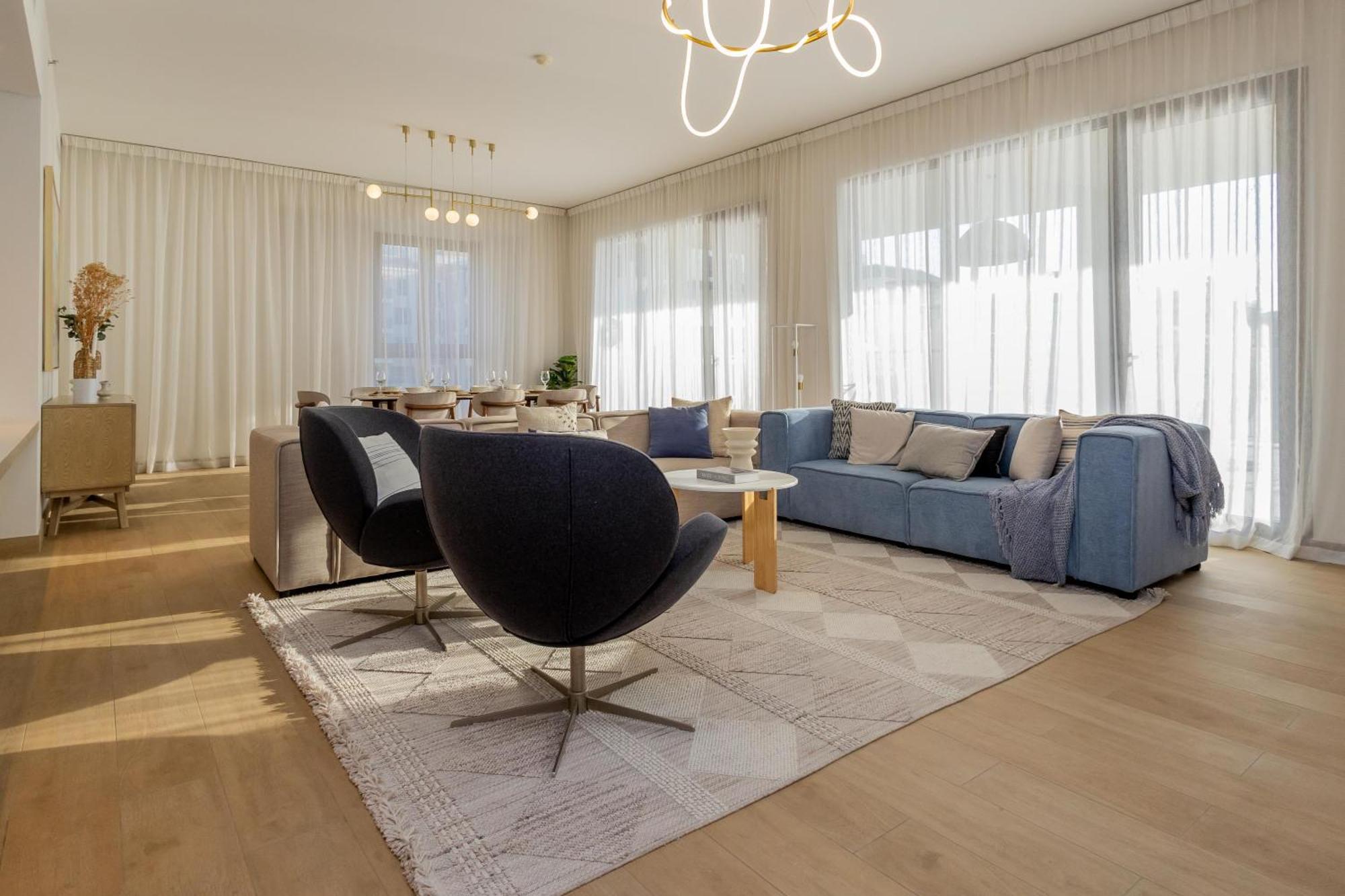 Higuests Experience Coastal Elegance At La Rive 2 In La Apartment