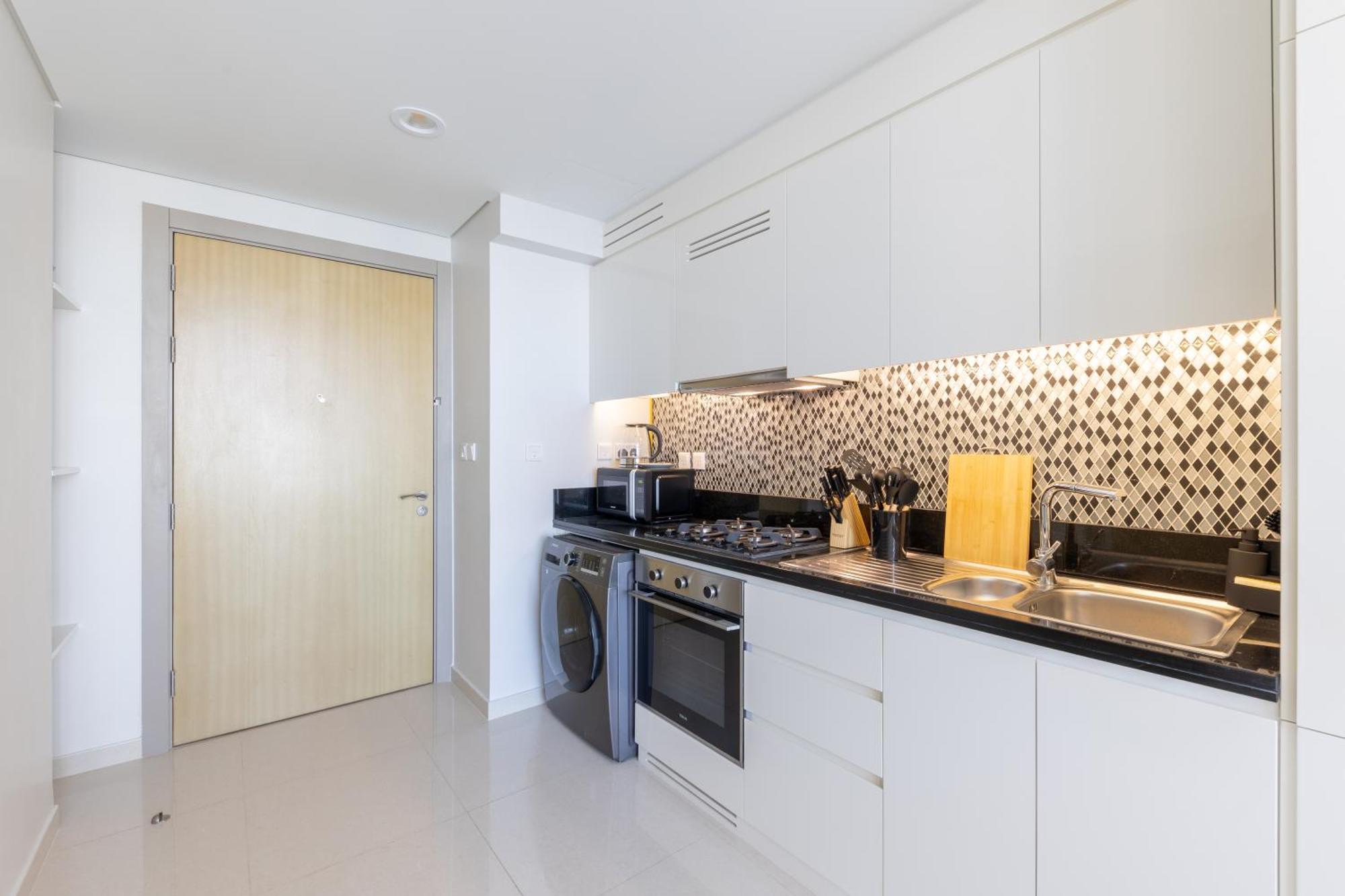 Stylish On 58th Floor With Stunning Views In Apartment Dubai
