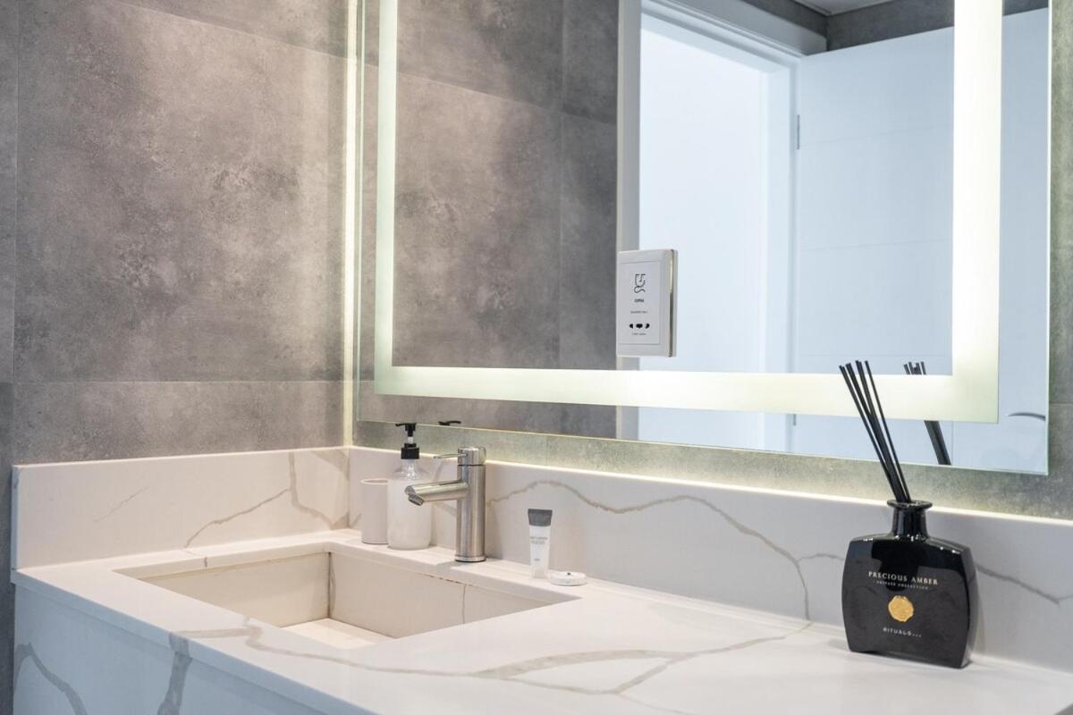 Apartment Elegant 2-bedroom With Balcony At Burj Views In Downtown