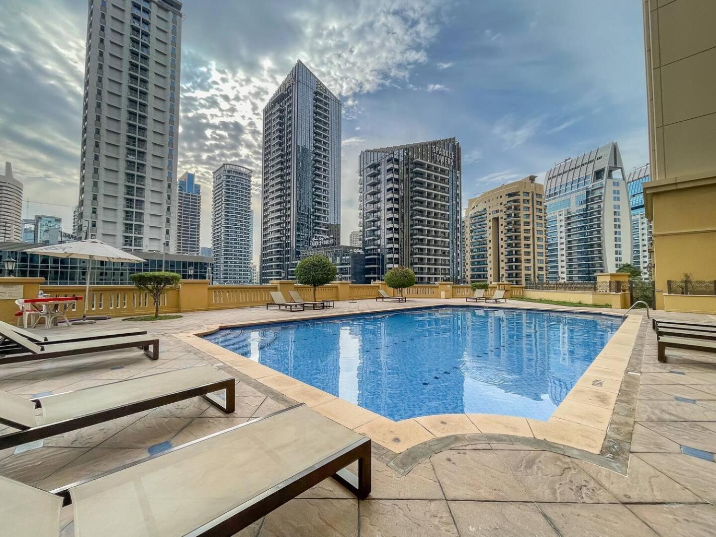 5 Bedroom Flat In Jbr Near The And Sleeps 9