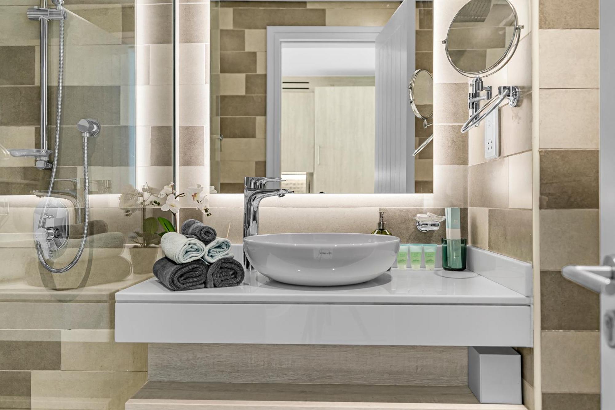 Apartment Cozy Sea & Marina View With Rooftop Pool & Private In Palm Jumeirah, Steps To Nakheel Mall Dubai