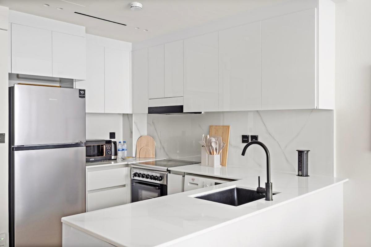 Stunning 1 Bedroom Modern Luxury At Jvc *