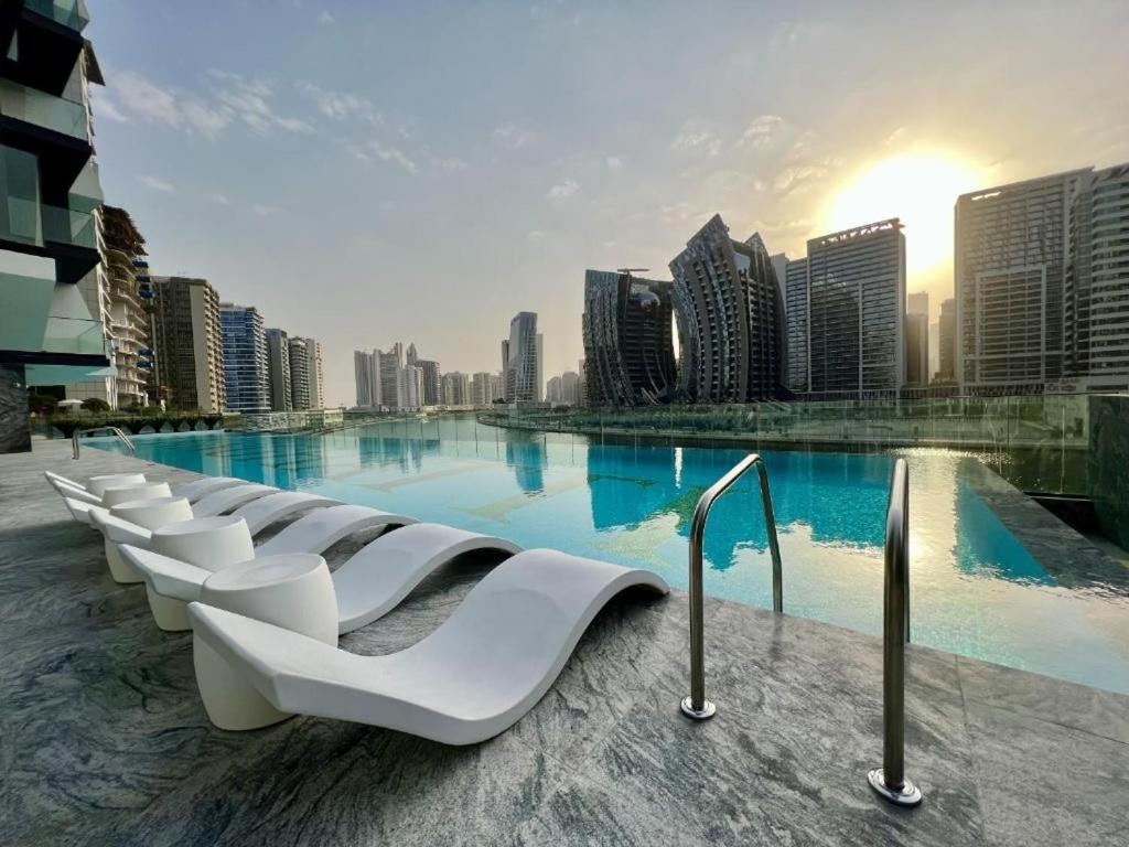 Sunset View Overlooking Burj Khalifa And Canal View Apartment Dubai