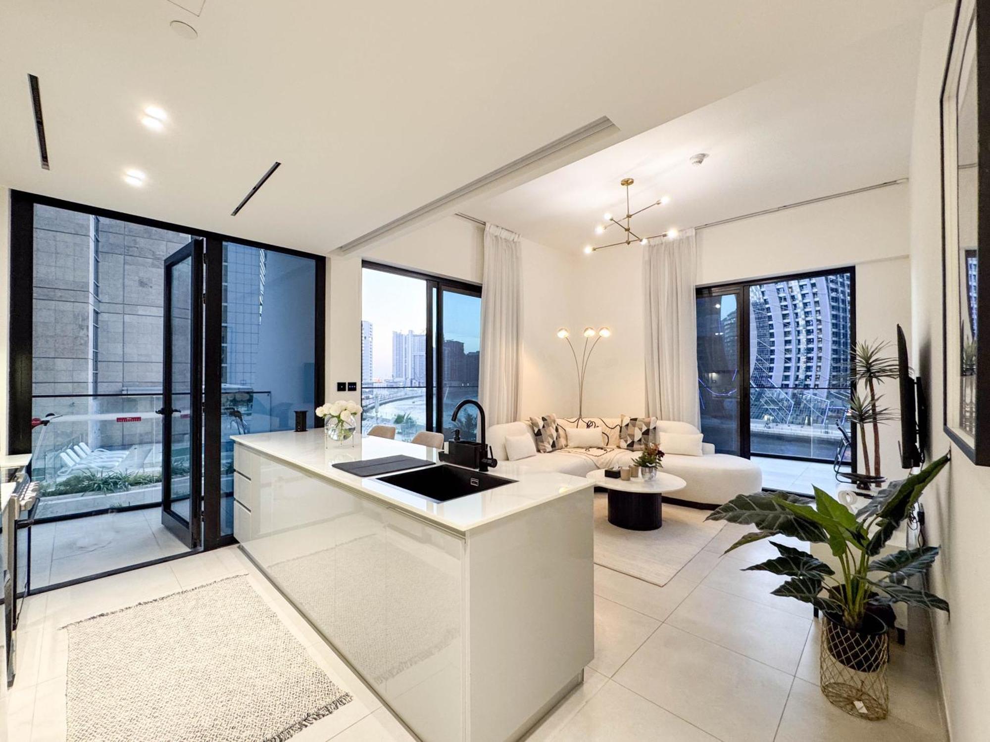 Sunset View Overlooking Burj Khalifa And Canal View Apartment *