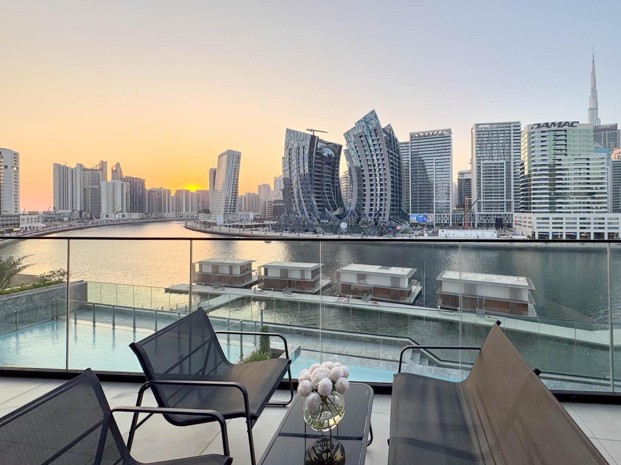 Sunset View Overlooking Burj Khalifa And Canal View *