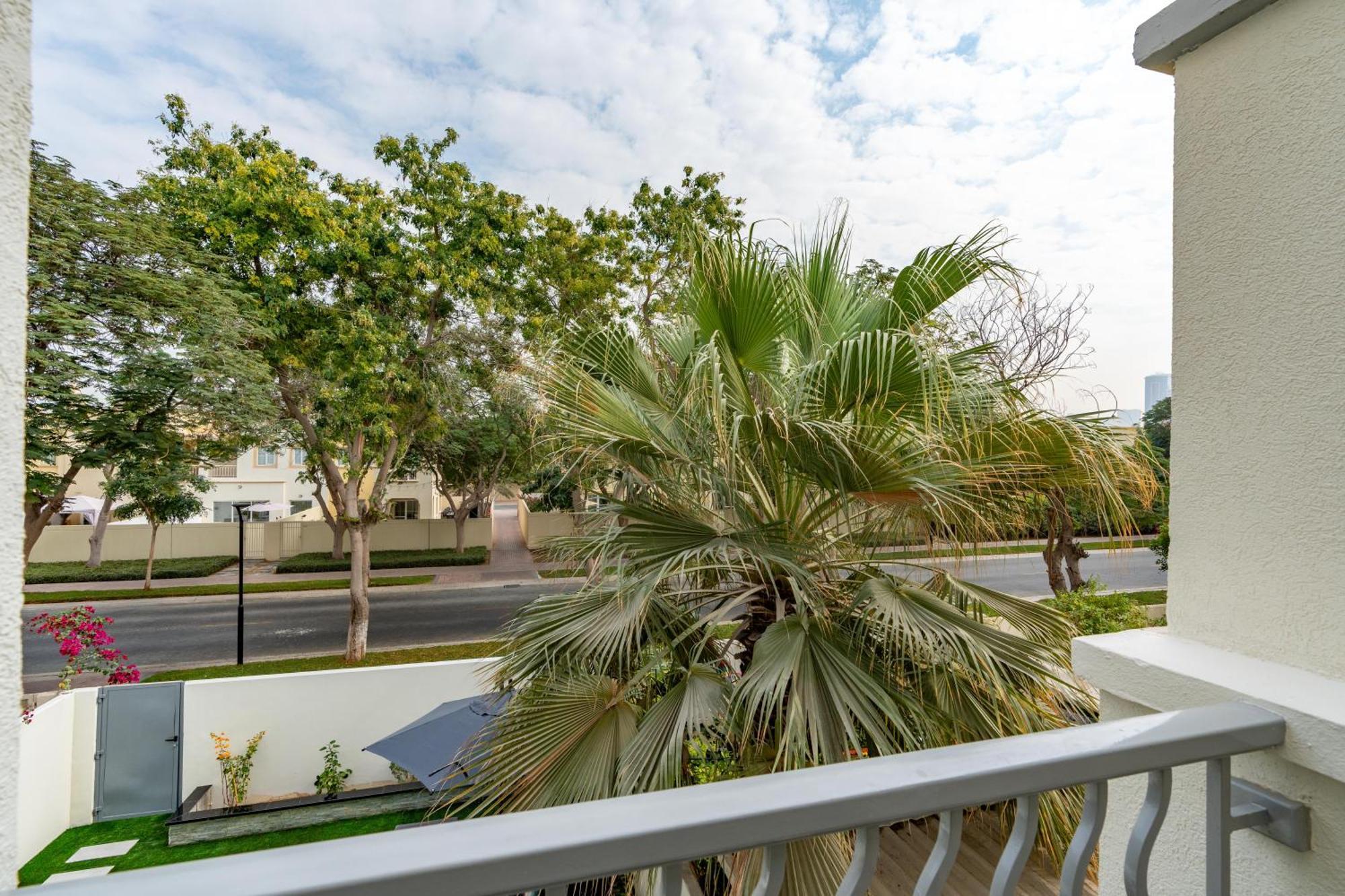 White Sage Brand New 3br With Garden And Two Balconies Dubai