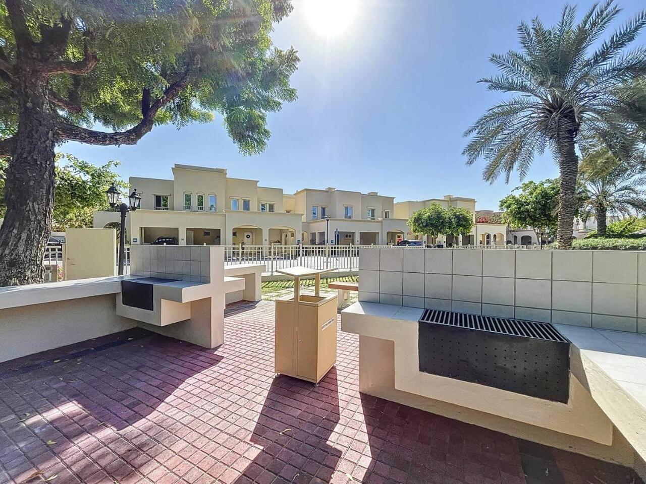 The Lakes - Contemporary Three Bedroom * Dubai