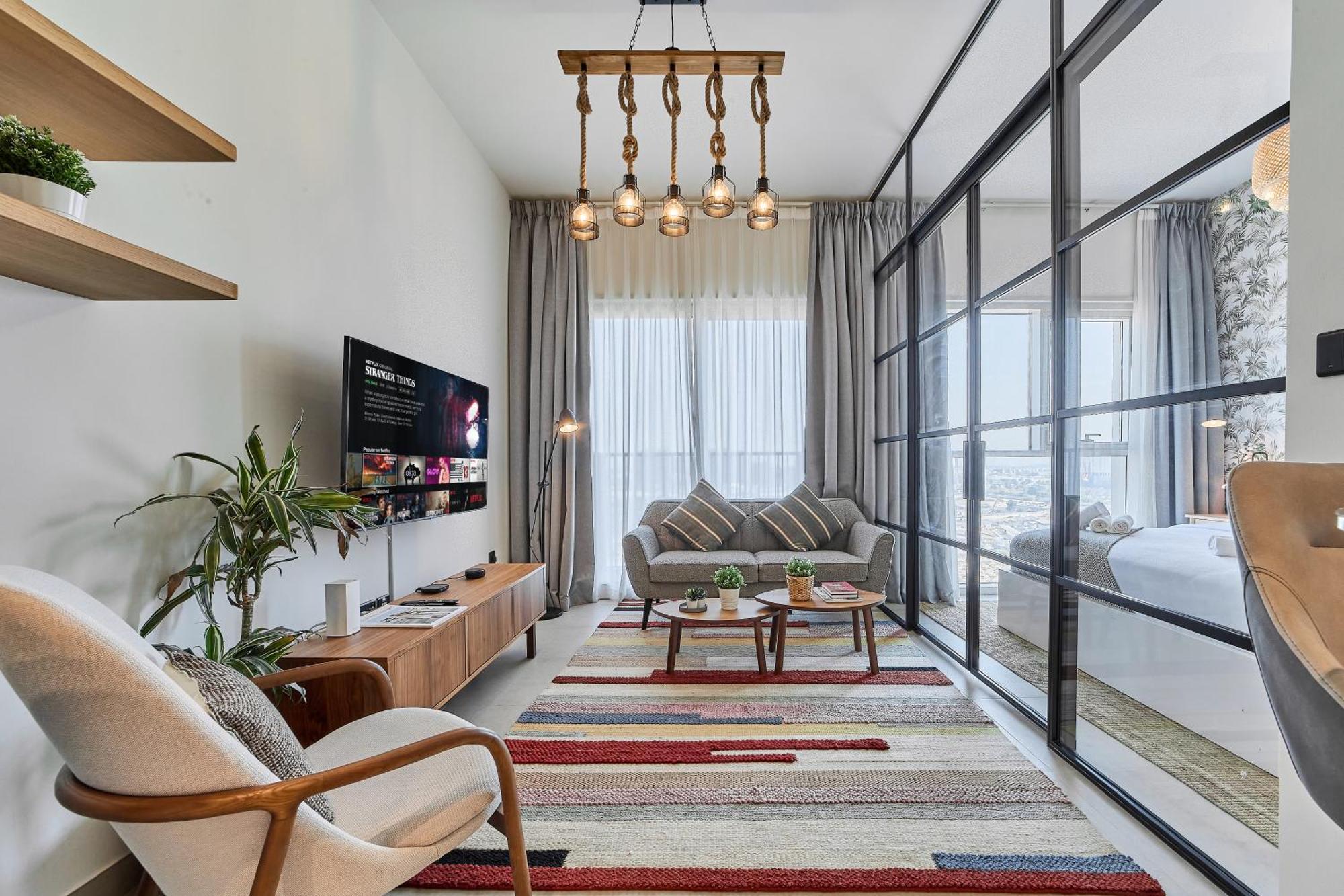 Elegant & Bright 1br Getaway Near Hills Park Dubai
