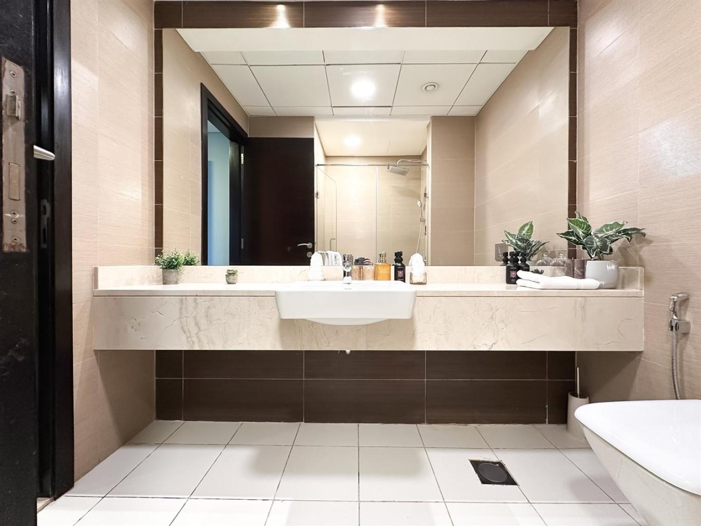 Refined Living - 1bdr Escape W Marina Views Apartment Dubai