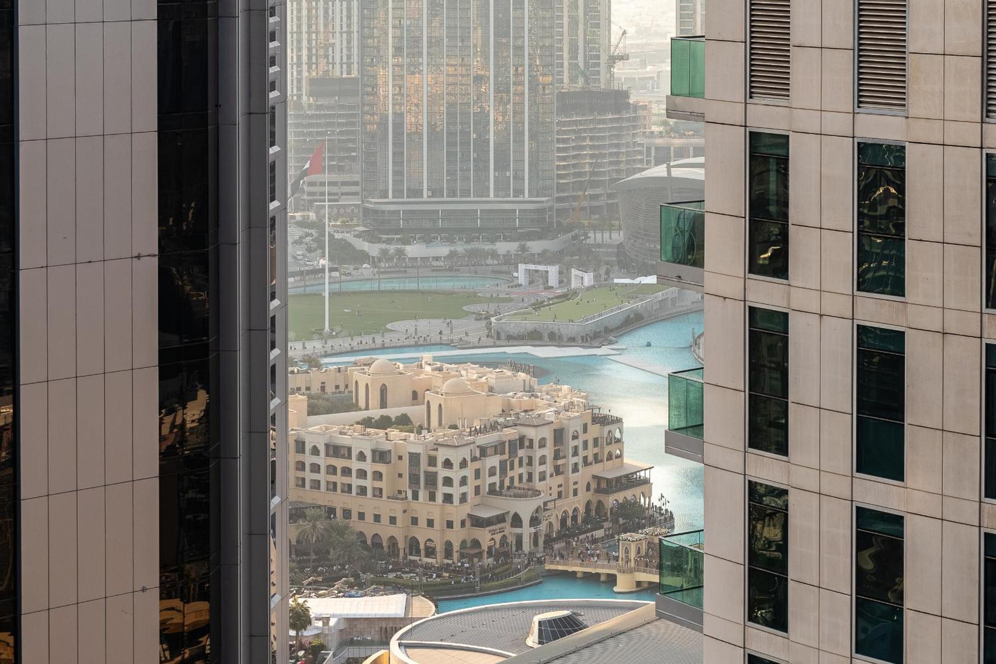 Apartment Fancy 3 Bedroom Right Next To Mall With Burj View In Downtown
