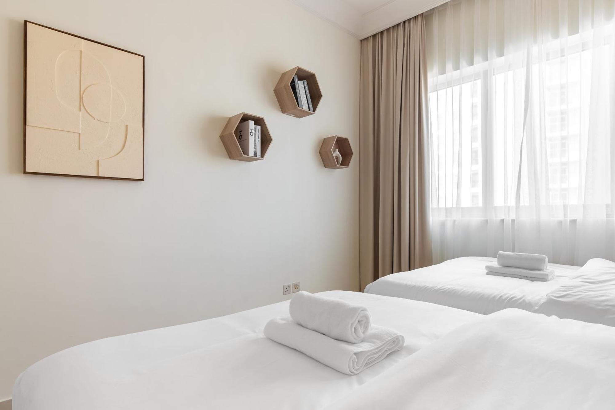 Apartment Fancy 3 Bedroom Right Next To Mall With Burj View In Downtown *