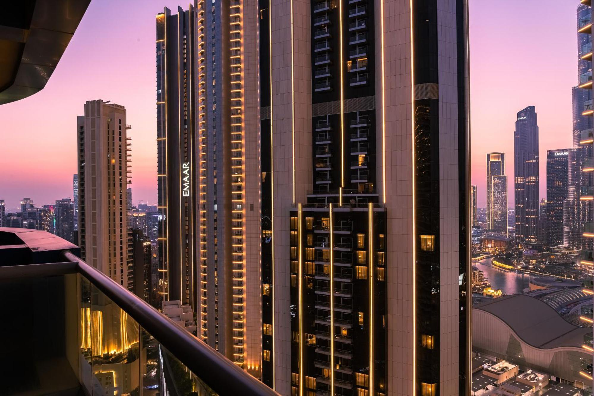 Fancy 3 Bedroom Right Next To Mall With Burj View In Downtown