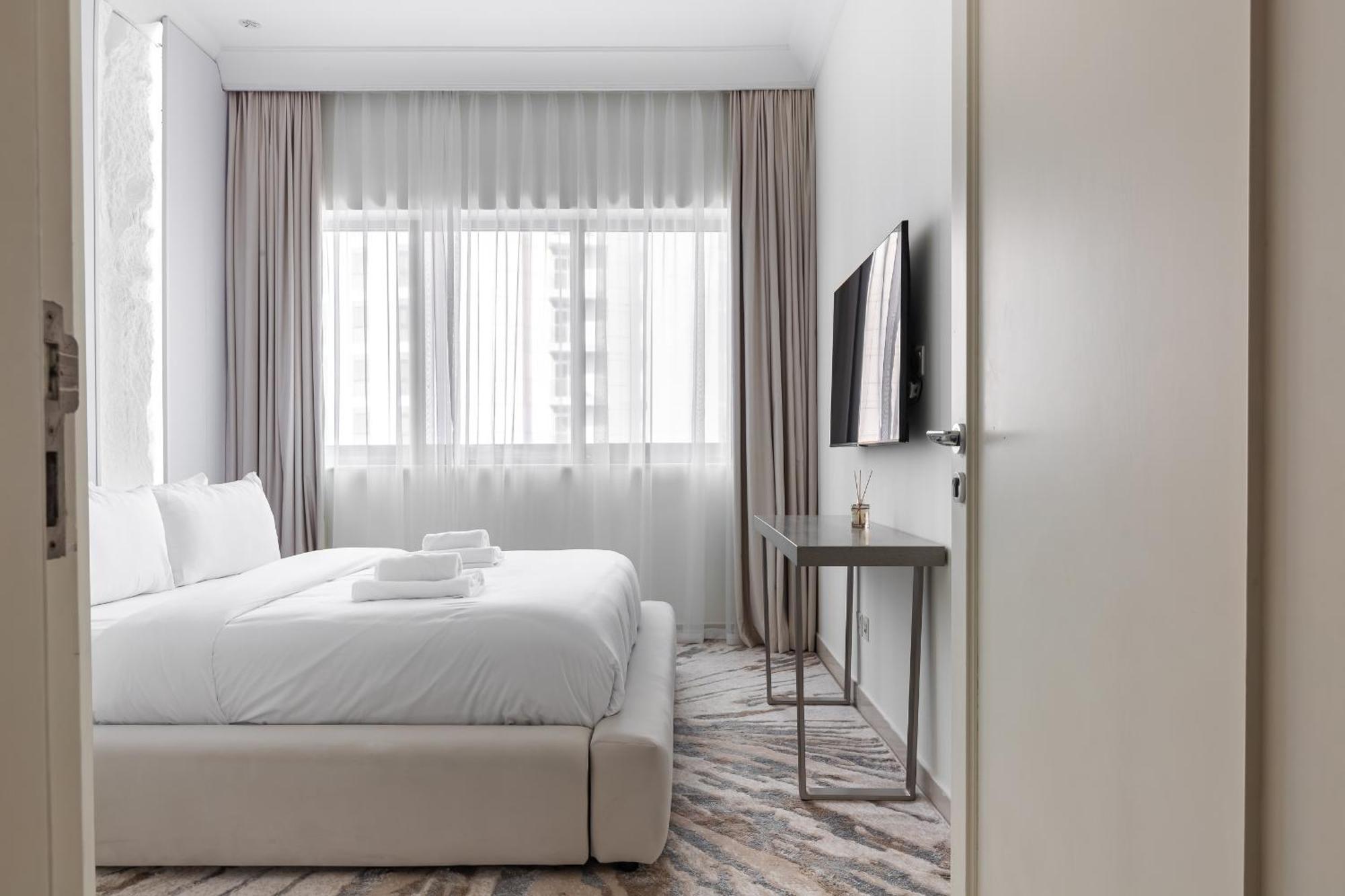 Fancy 3 Bedroom Right Next To Mall With Burj View In Downtown *