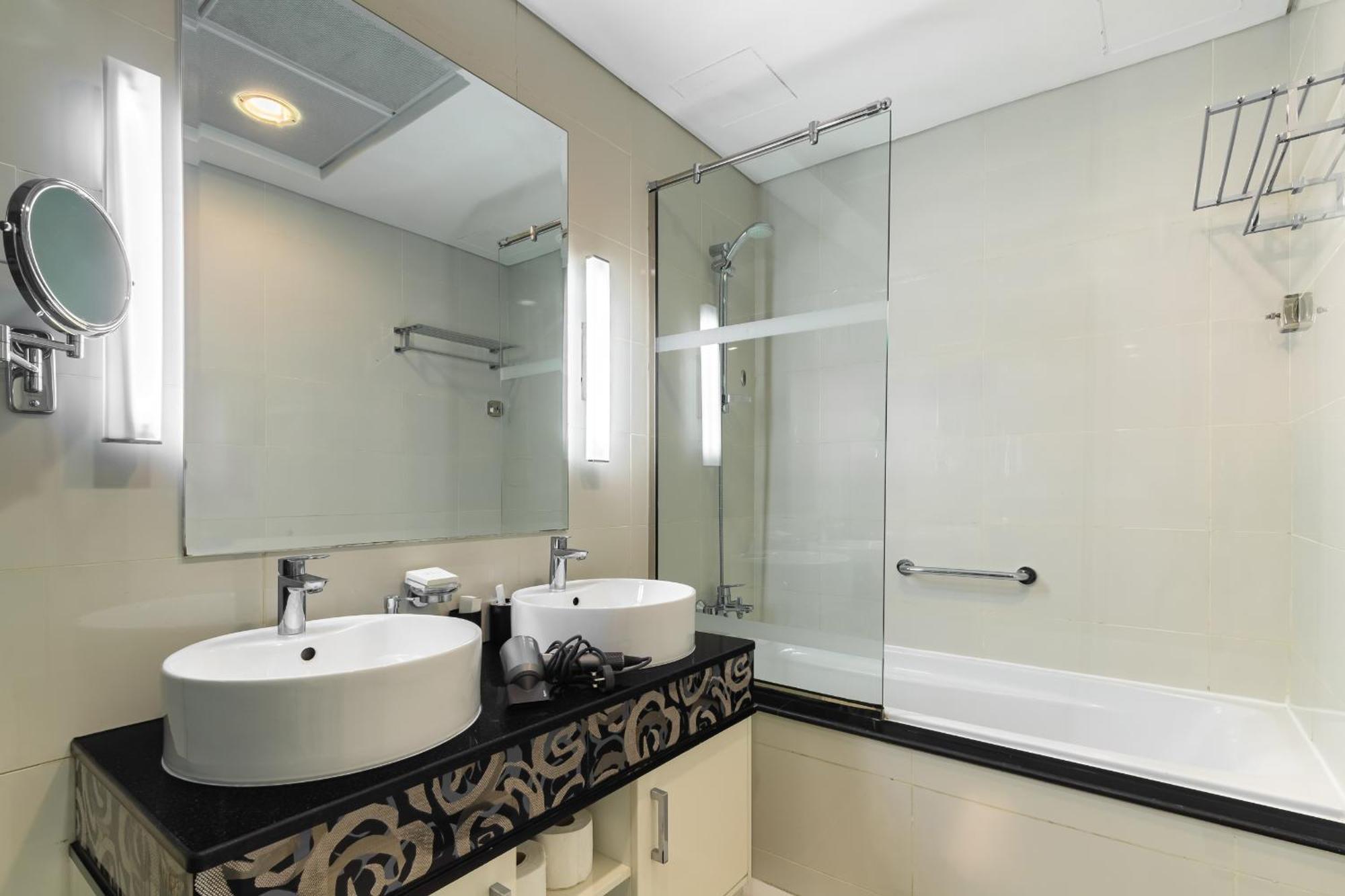 Fancy 3 Bedroom Right Next To Mall With Burj View In Downtown