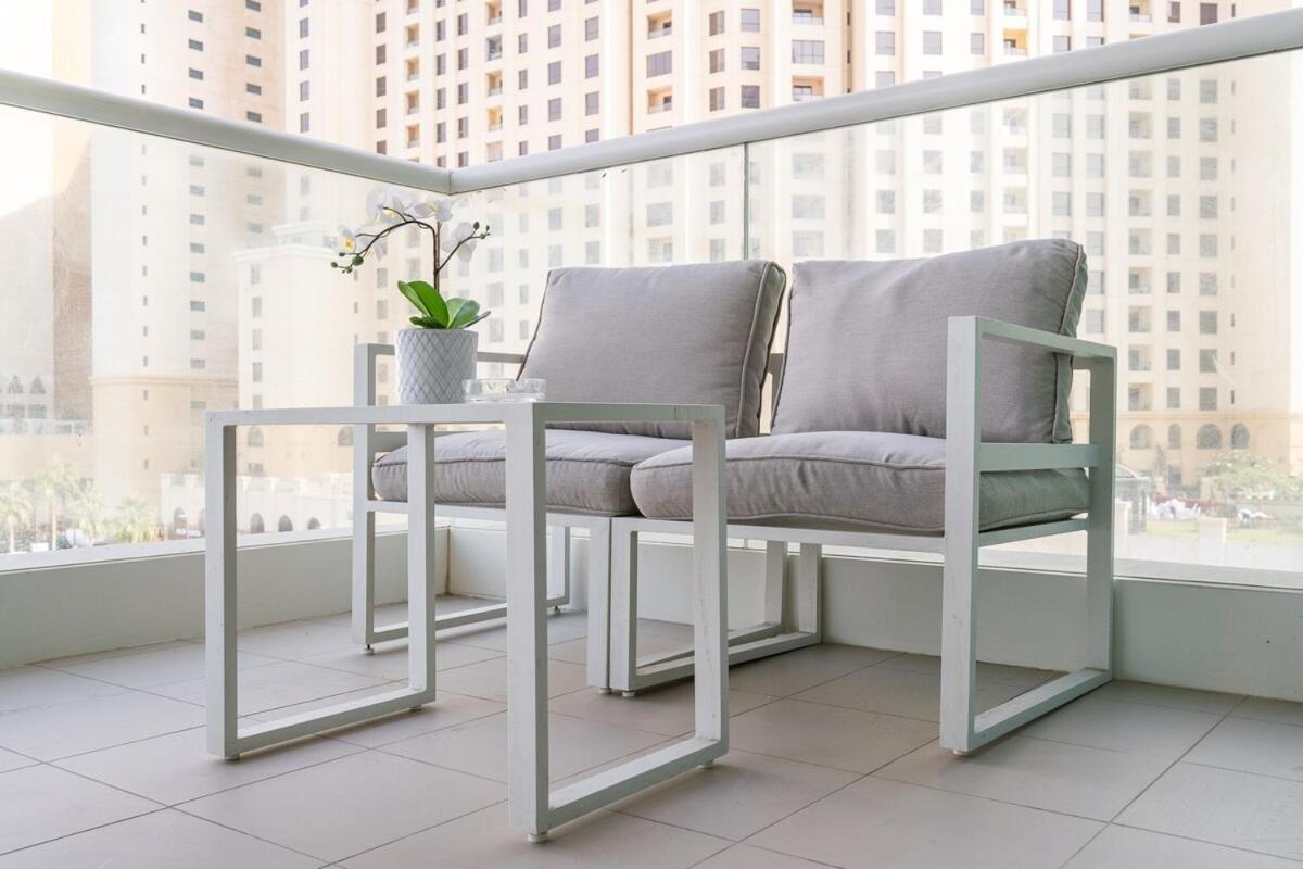 Beachfront Bliss Luxurious 3-br In Jbr Apartment *