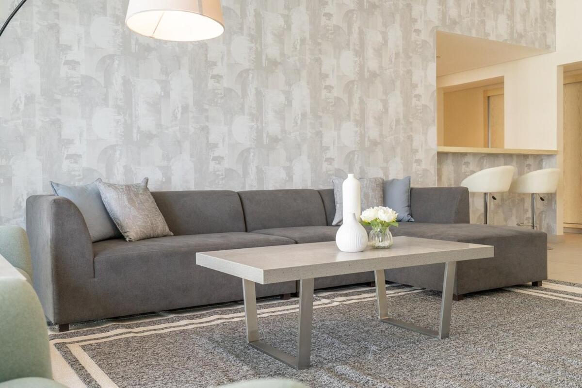 Beachfront Bliss Luxurious 3-br In Jbr *