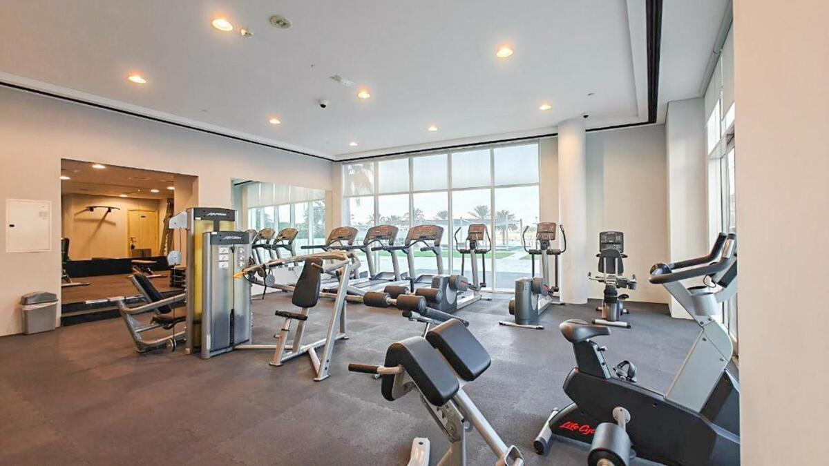 Beachfront Bliss Luxurious 3-br In Jbr Apartment