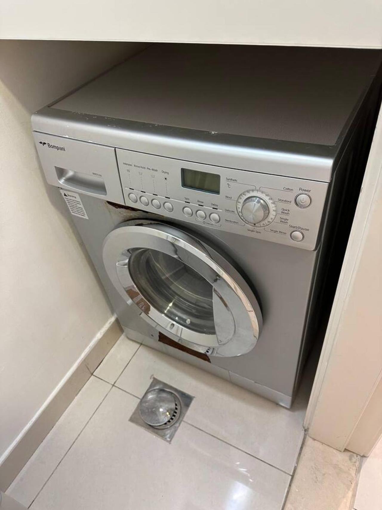 Fancy 3 Bedroom Right Next To Mall With Burj View In Downtown *