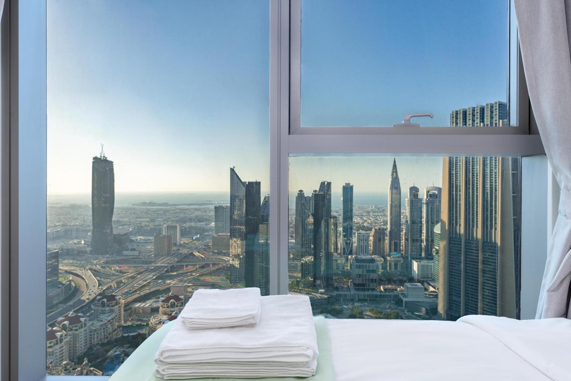 Burj Khalifa & Dancing Fountain View, 54th Floor & Mall Access Apartment *