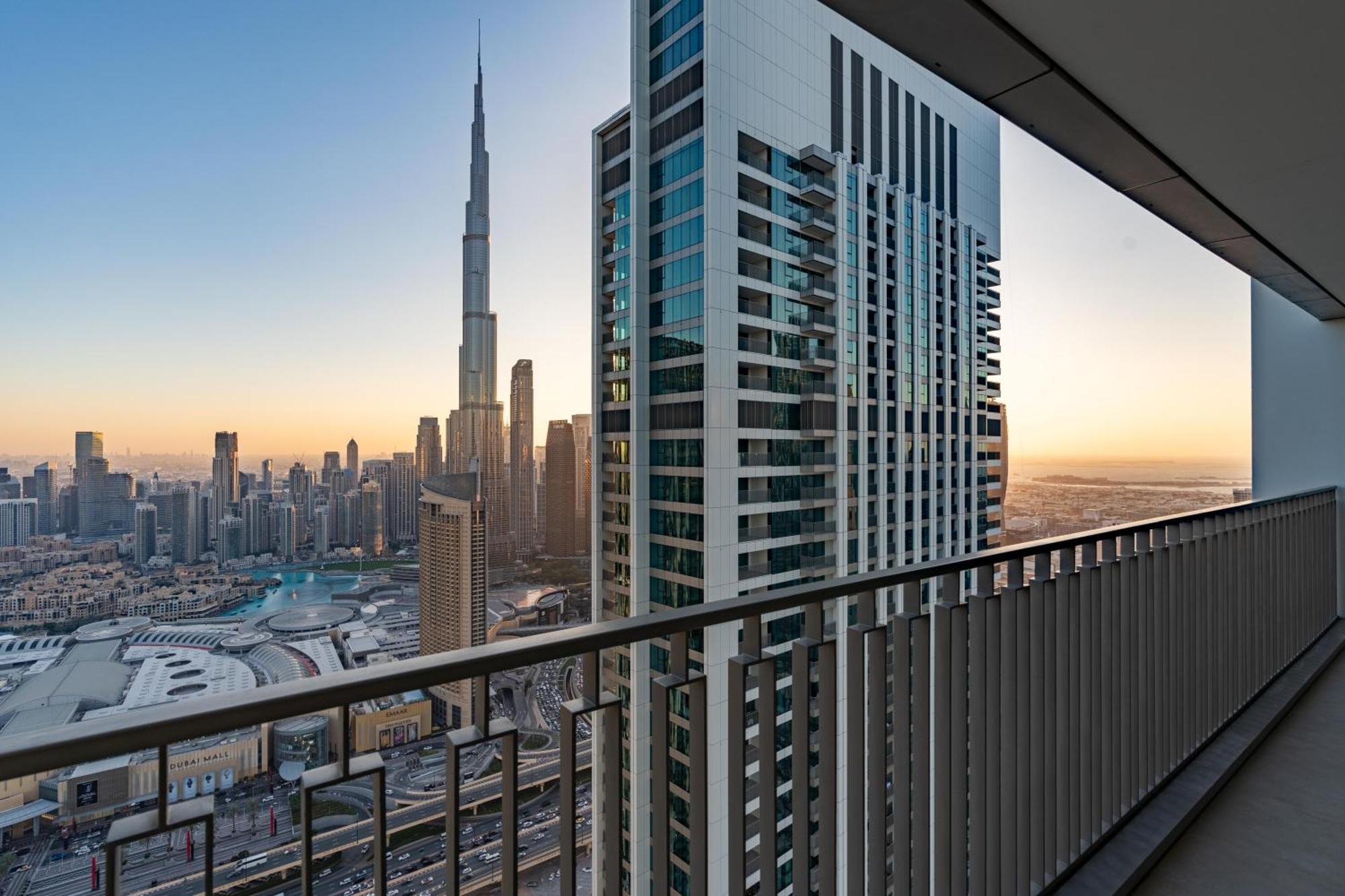 Burj Khalifa & Dancing Fountain View, 54th Floor & Mall Access Apartment Dubai
