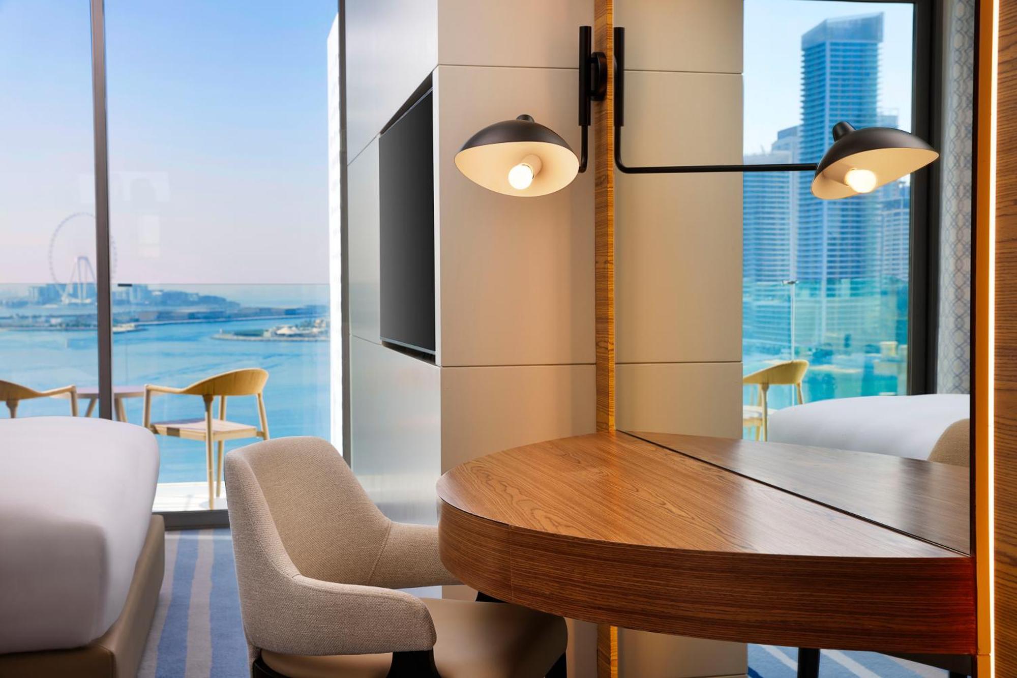 Tumbi West Palm Dubai,tapestry Collection Hilton Hotel Dubai