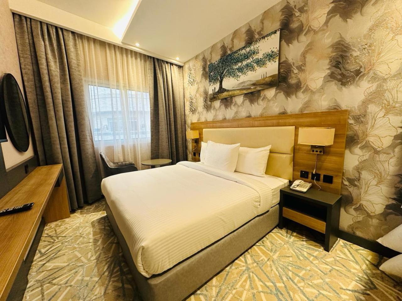 Sky Park Hotel *