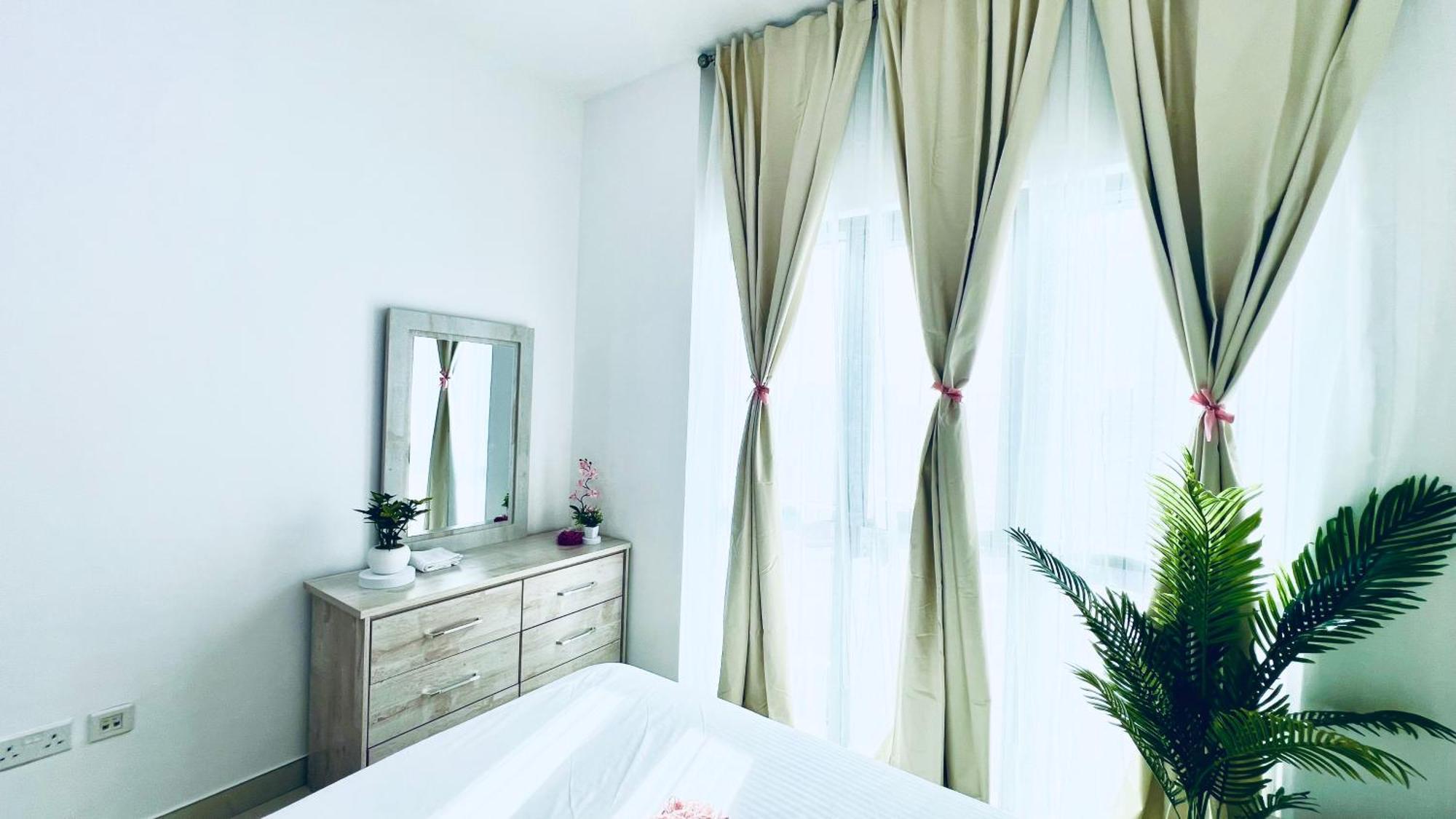 Spacious One Bedroom , Balcony, Pool & Garden View By Trueurbanbb Apartment