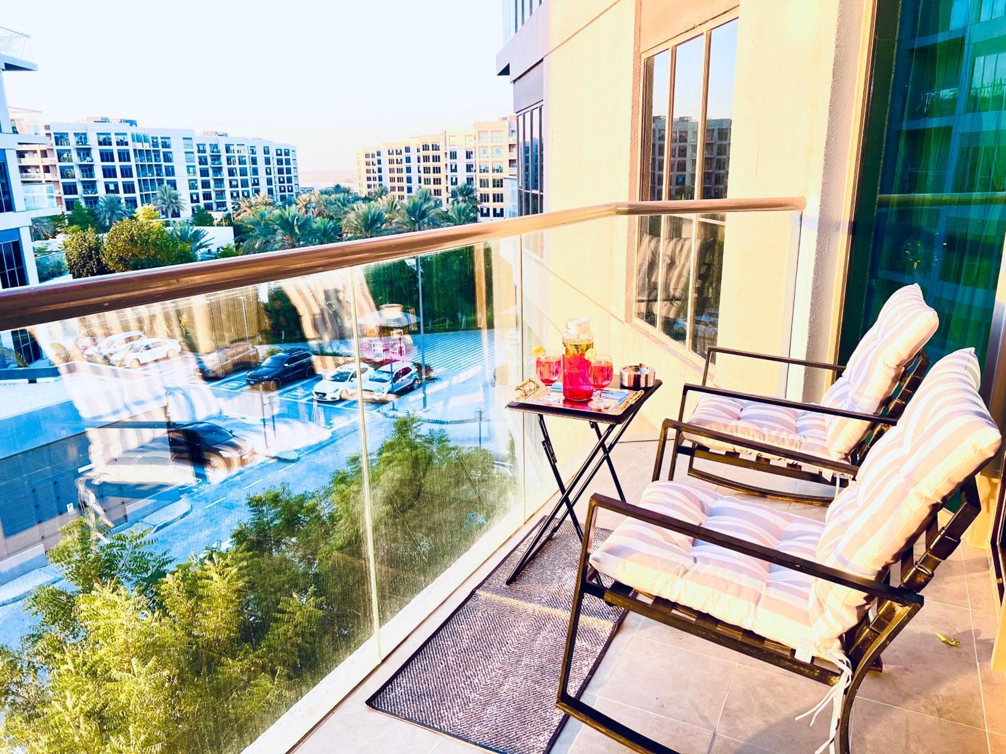 Apartment Spacious One Bedroom , Balcony, Pool & Garden View By Trueurbanbb *