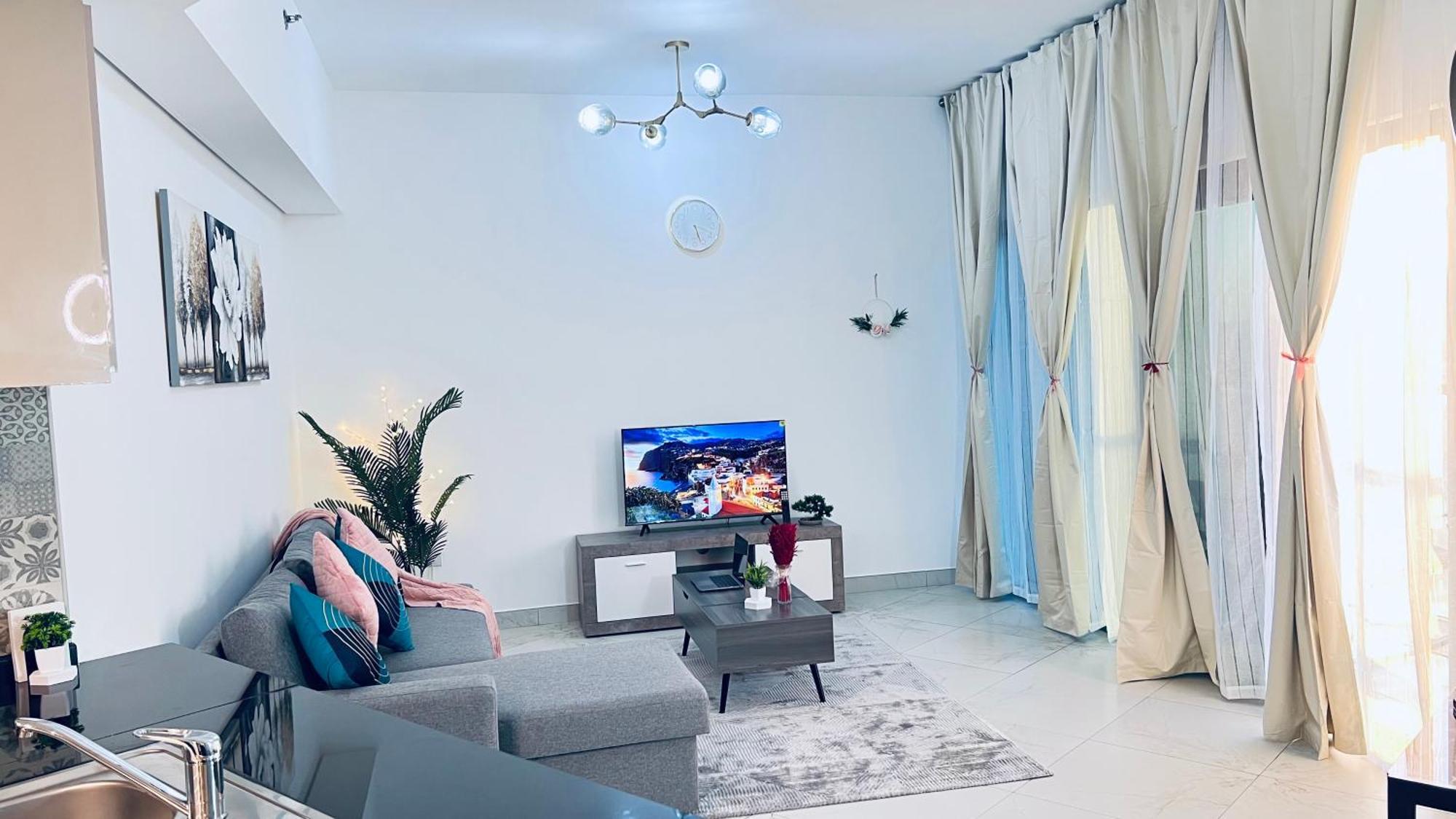 Apartment Spacious One Bedroom , Balcony, Pool & Garden View By Trueurbanbb *