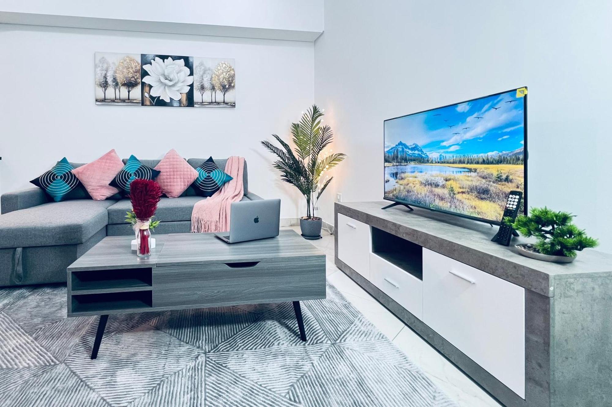 Spacious One Bedroom , Balcony, Pool & Garden View By Trueurbanbb Apartment