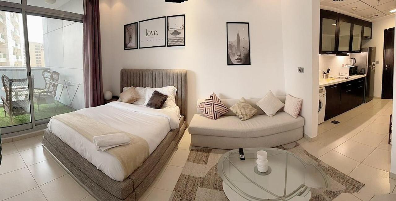 Apartment Chic In Marina