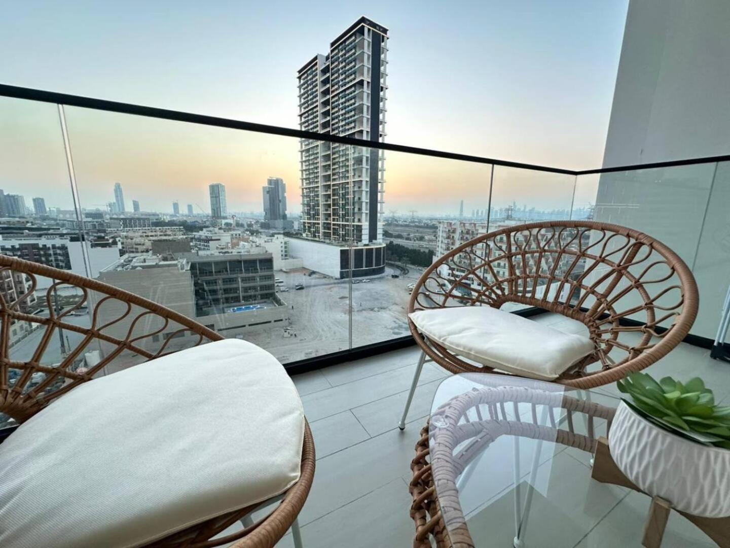 Deluxe 1 Bedroom Fully Furnished In Jvc *