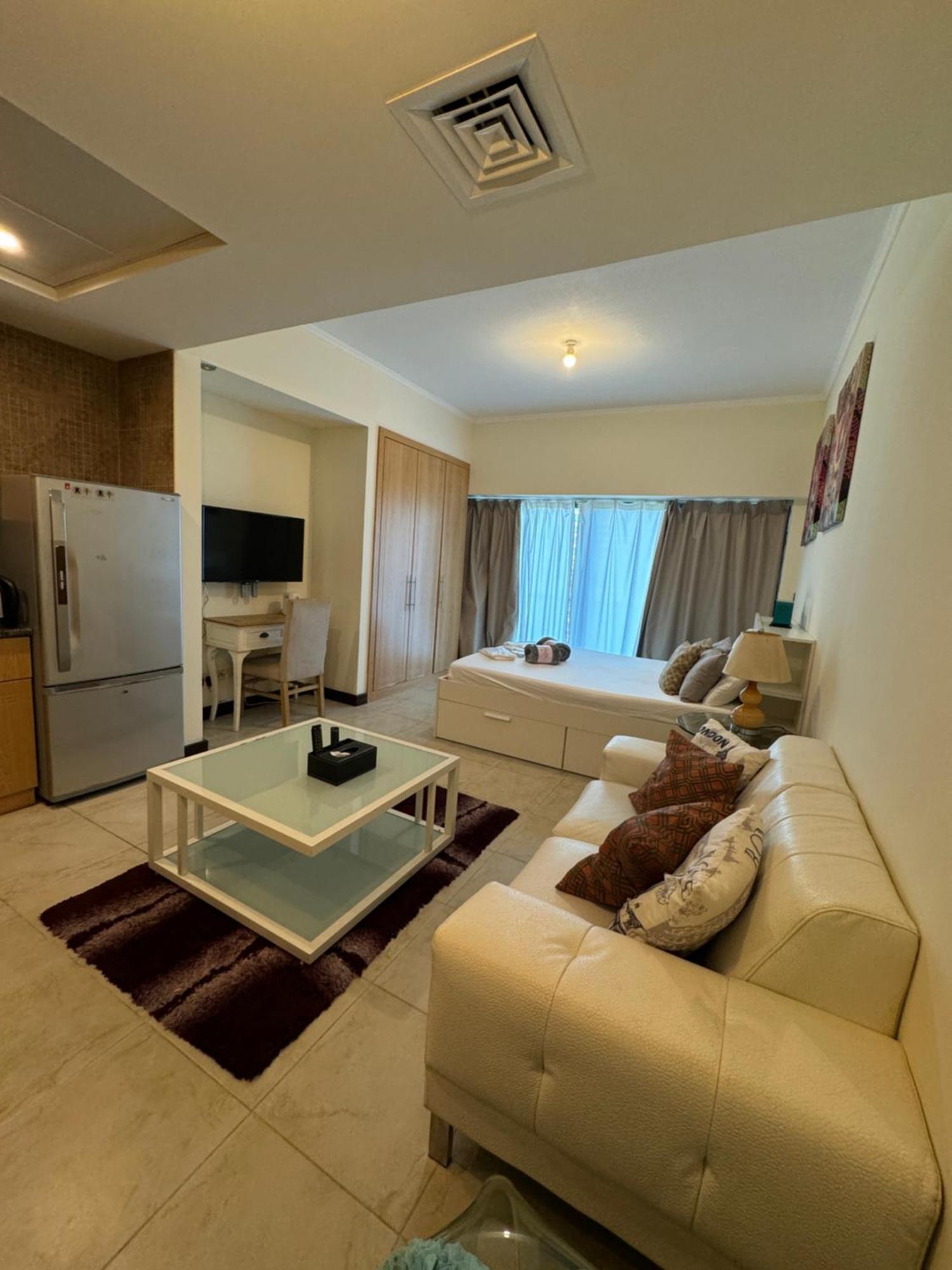 Click - Jlt - & Balcony Lakes View Entire -jn