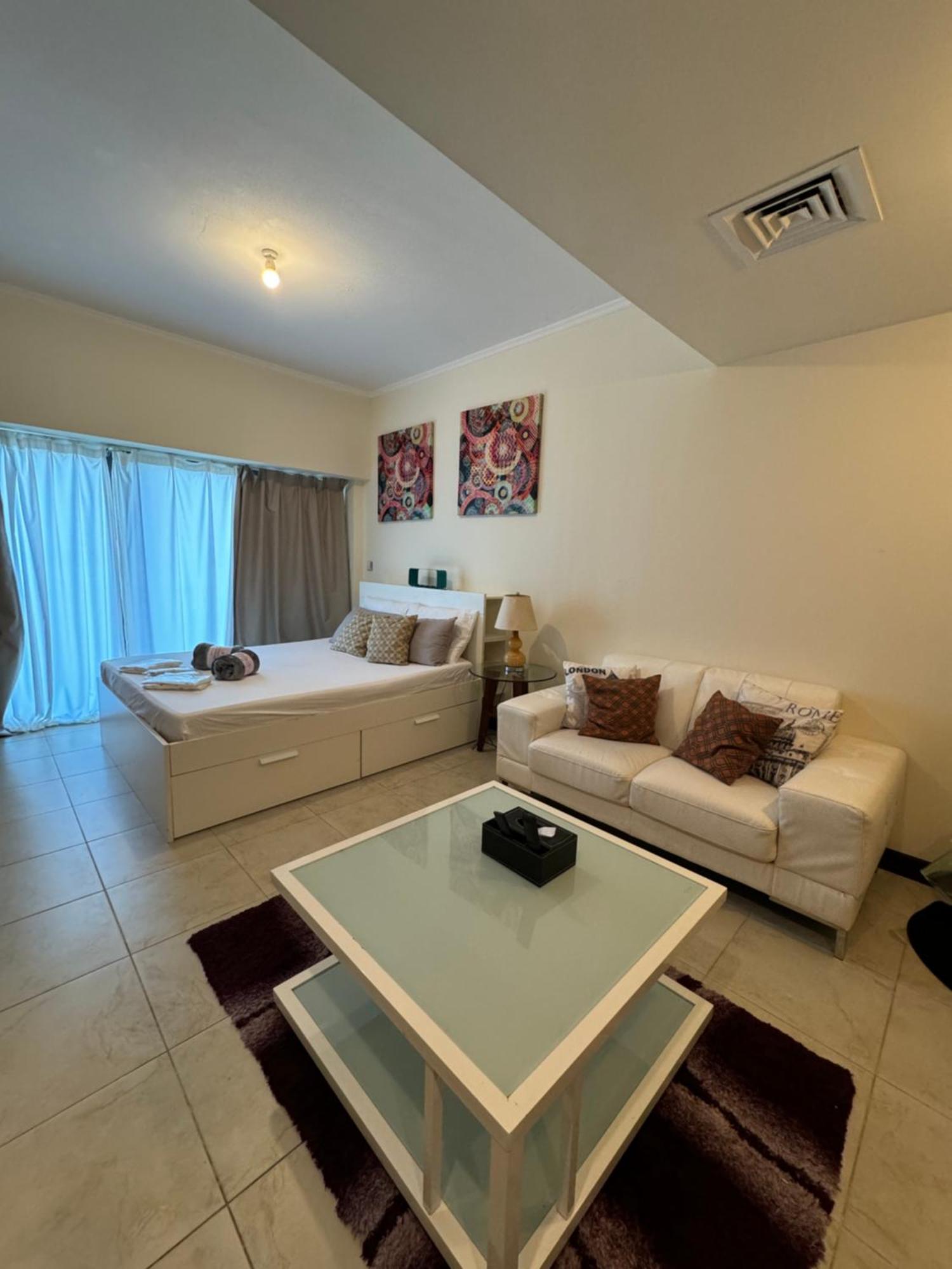 Click - Jlt - & Balcony Lakes View Entire -jn Apartment