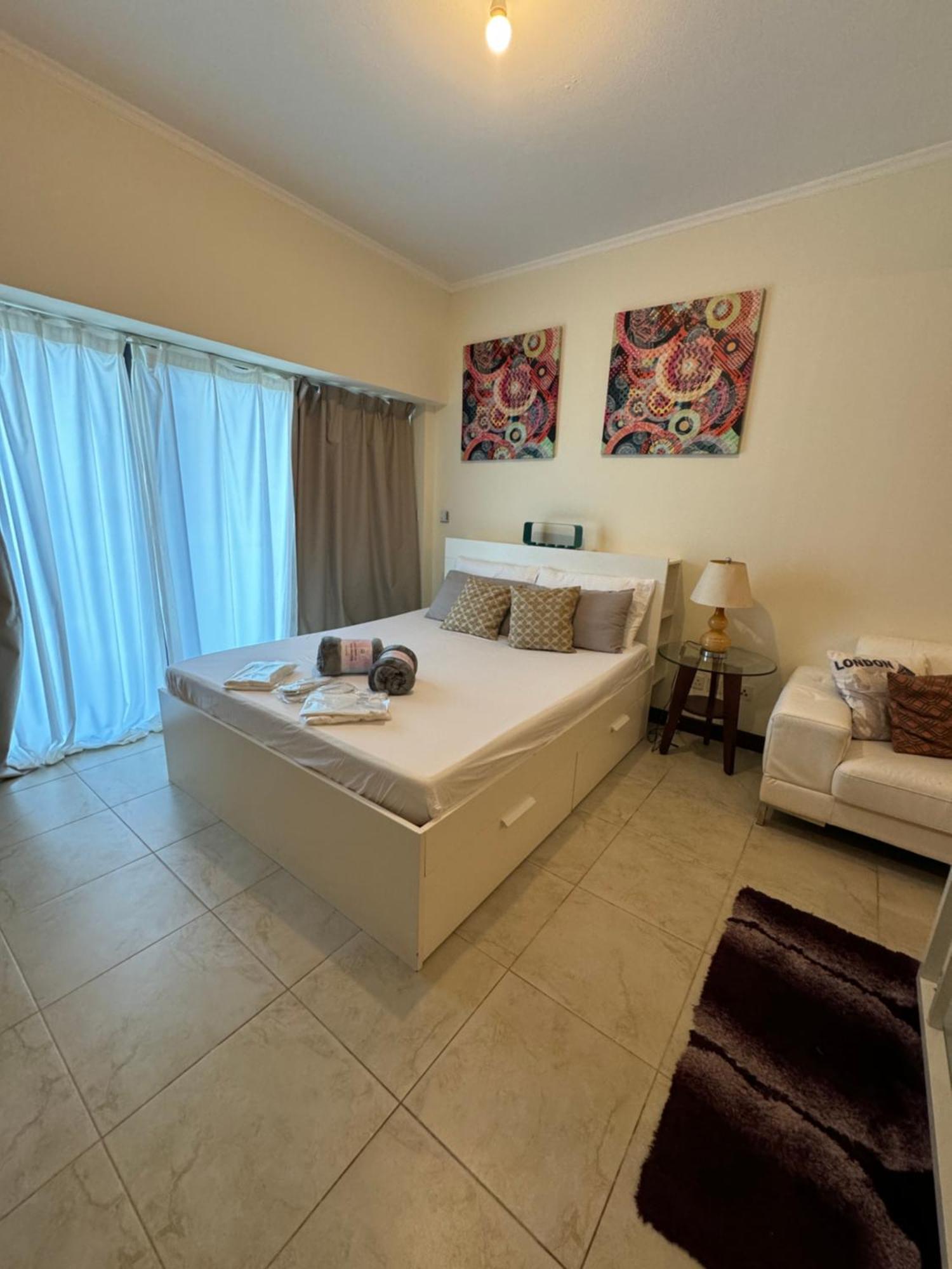 Click - Jlt - & Balcony Lakes View Entire -jn *