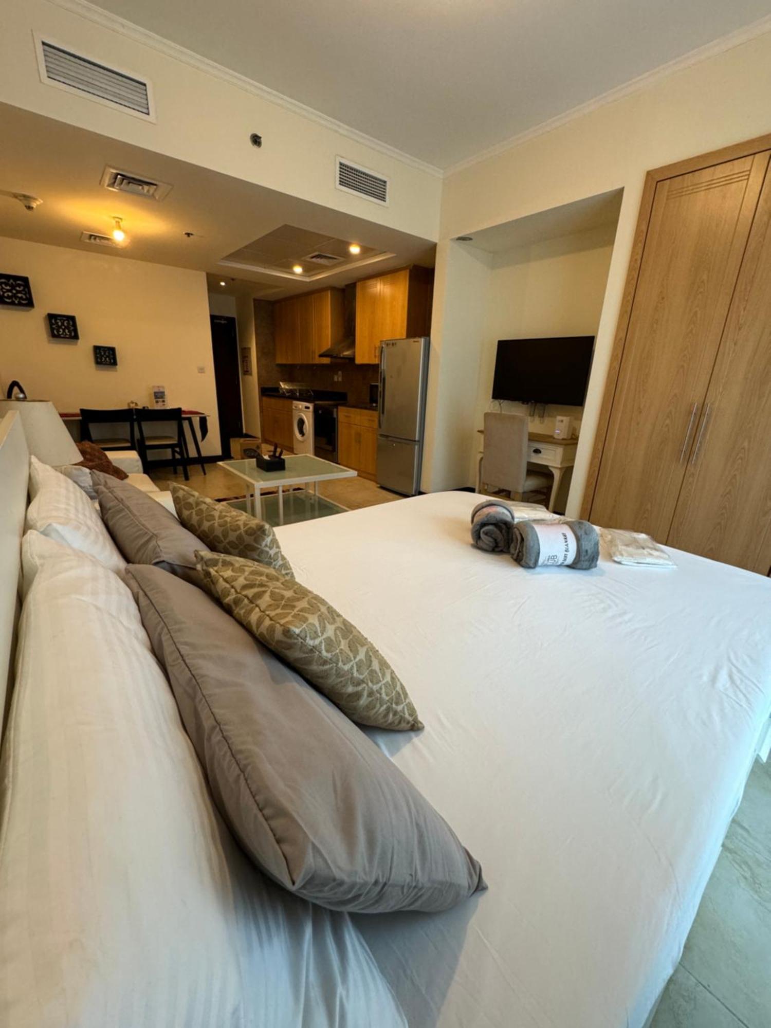 Apartment Click - Jlt - & Balcony Lakes View Entire -jn Dubai