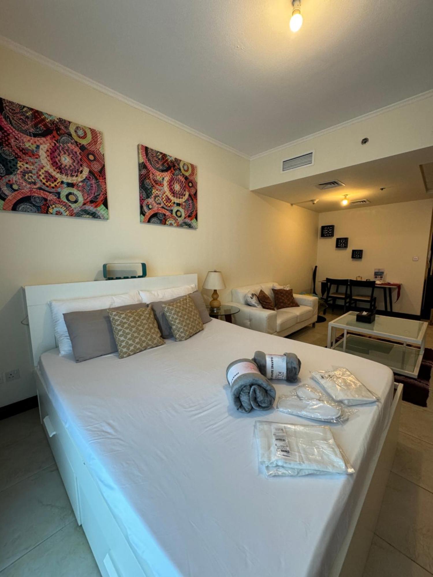 Click - Jlt - & Balcony Lakes View Entire -jn Dubai