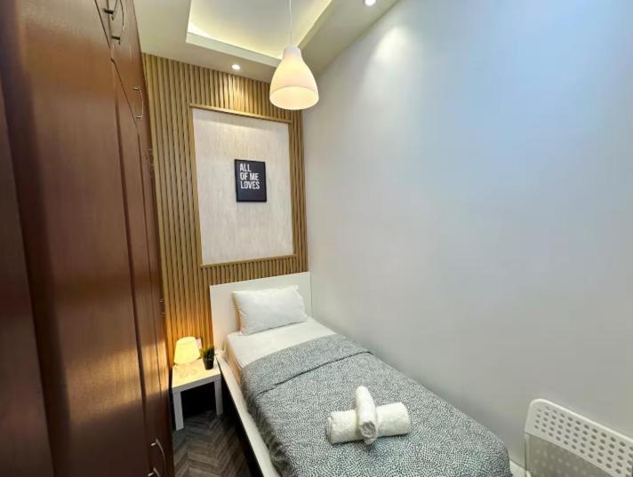 Destination Partition In Tecom Near Metro Homestay