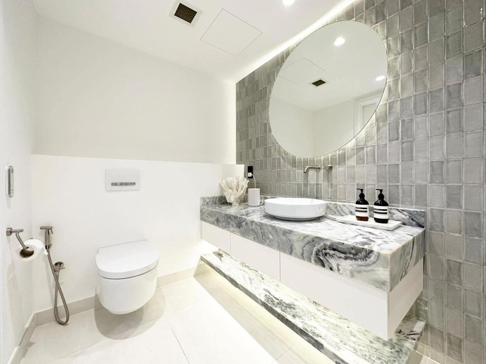 Apartment Luxury Two Bedroom On The Palm *
