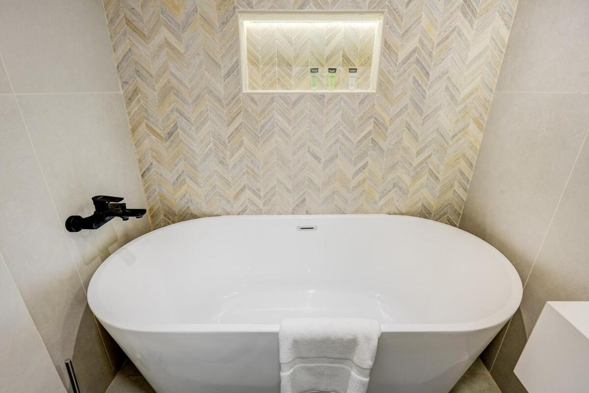Luxurious 4-bedroom Perfect For Families In Marina Apartment Dubai