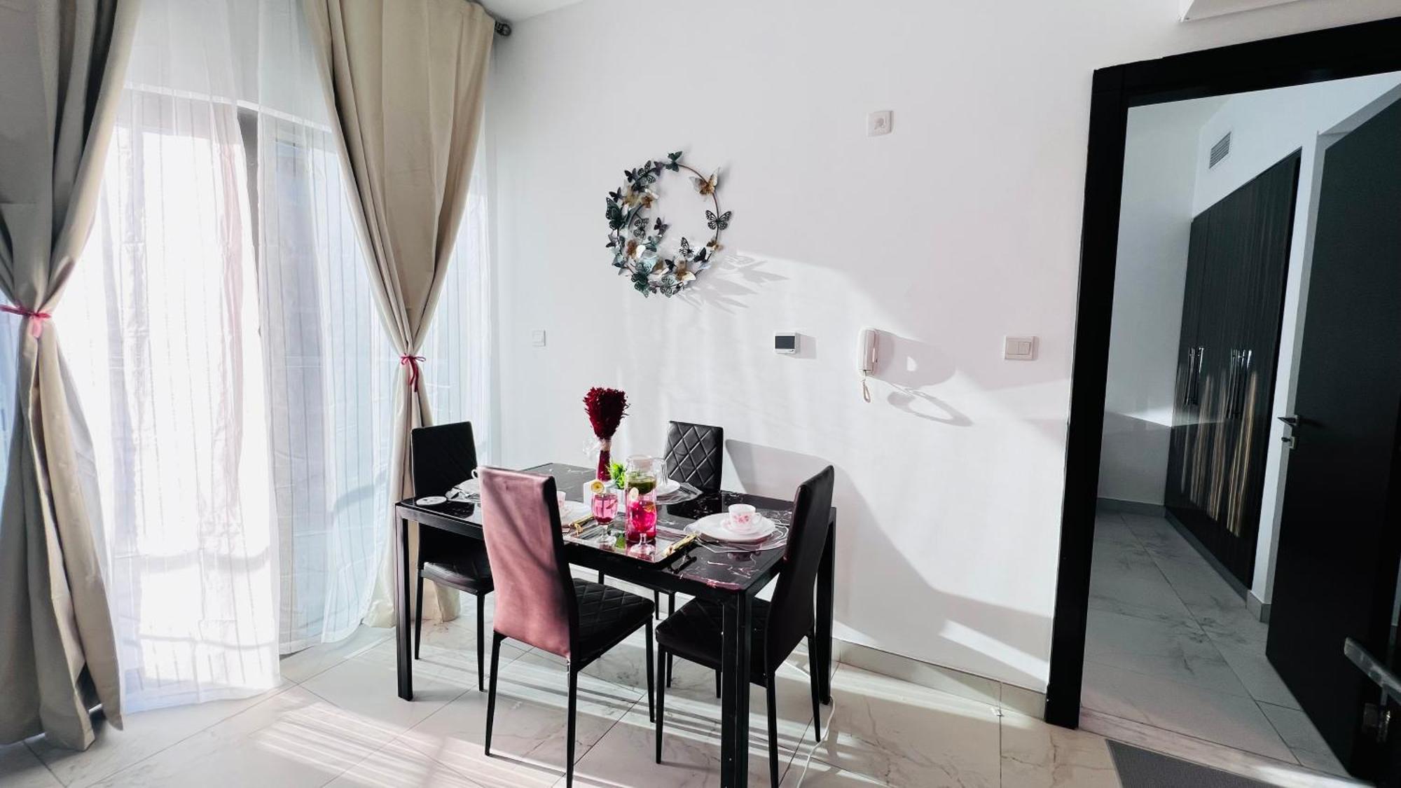 Apartment Spacious One Bedroom , Balcony, Pool & Garden View By Trueurbanbb